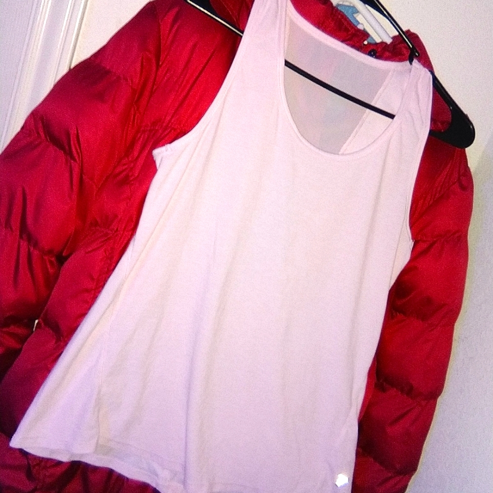 A PINK WORKOUT SHIRT.no brand. 🥶SIZE SMALL🥶 DESIGN ON BACK VISIBLE STRIP